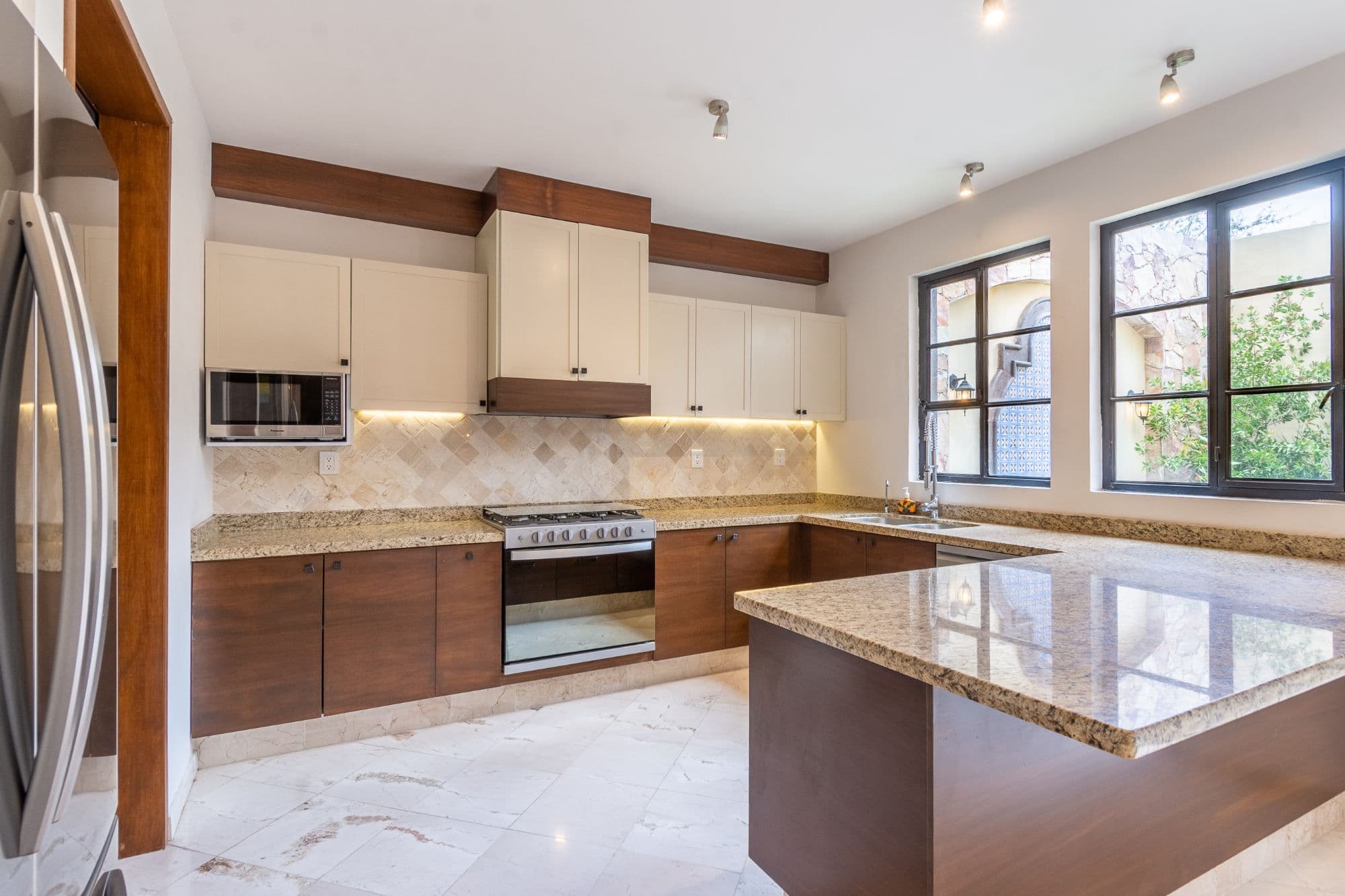 CASA PACO — San Antonio, San Miguel de Allende — photo 8 — sophisticated culinary space with natural light