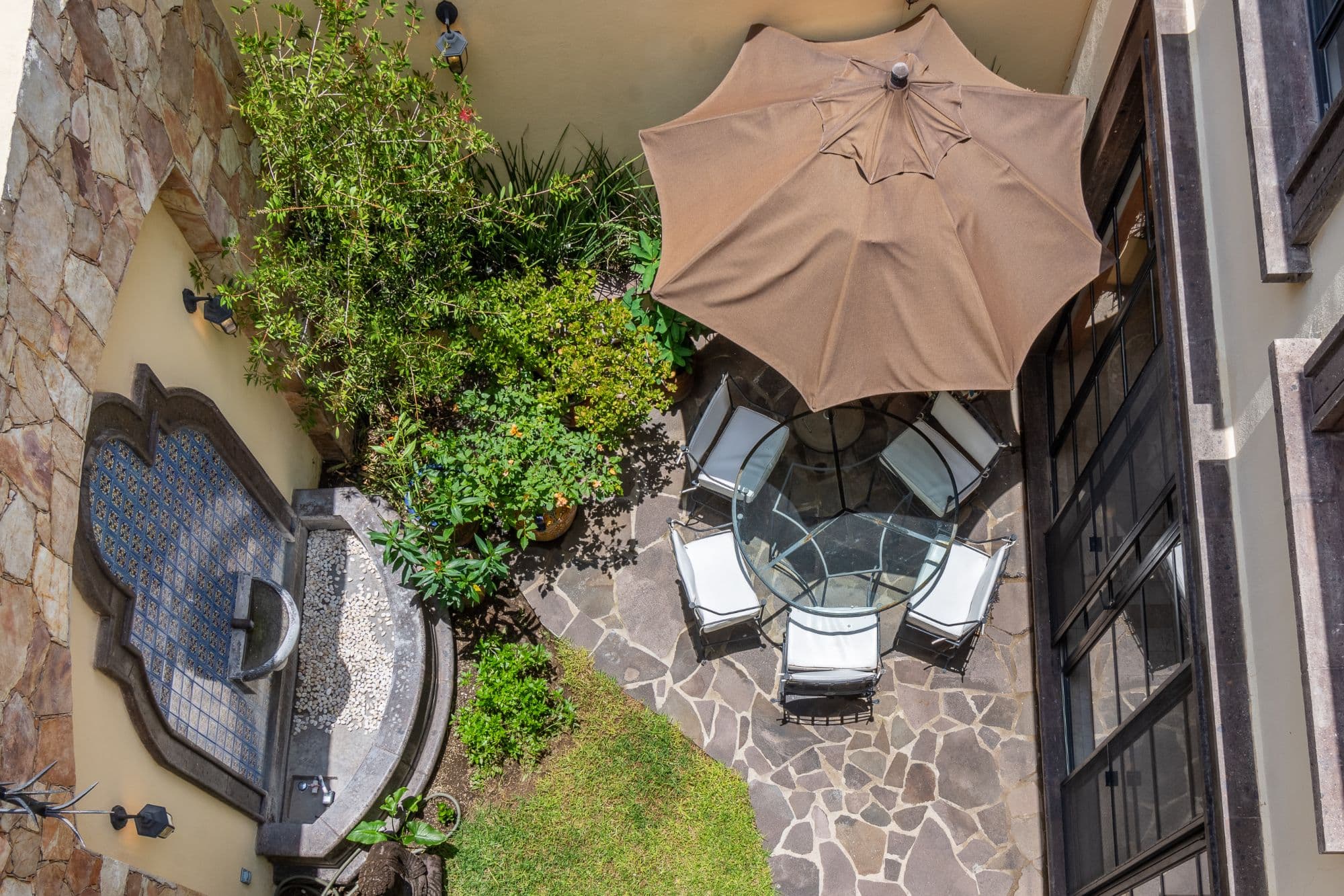 CASA PACO — San Antonio, San Miguel de Allende — photo 22 — charming courtyard with lush greenery