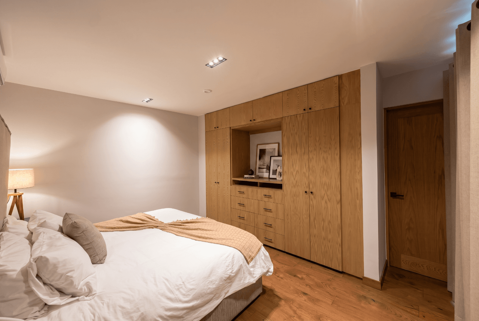 San Antonio 7 - D3 — San Antonio, San Miguel de Allende — photo 4 — contemporary elegance meets warm wood sophistication