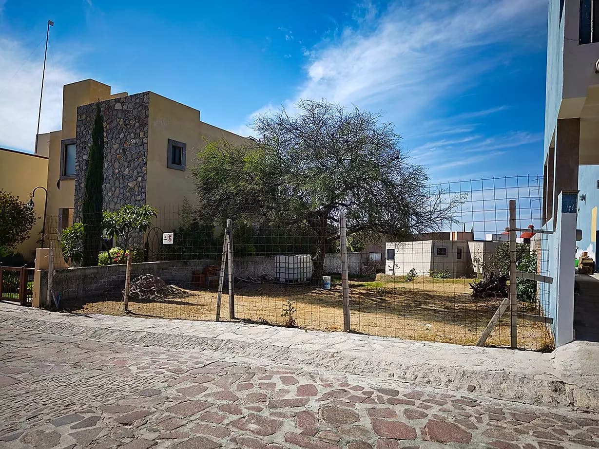 LOT ORIENTE — El Capricho, San Miguel de Allende — photo 12 — sunlit architectural canvas awaits transformation