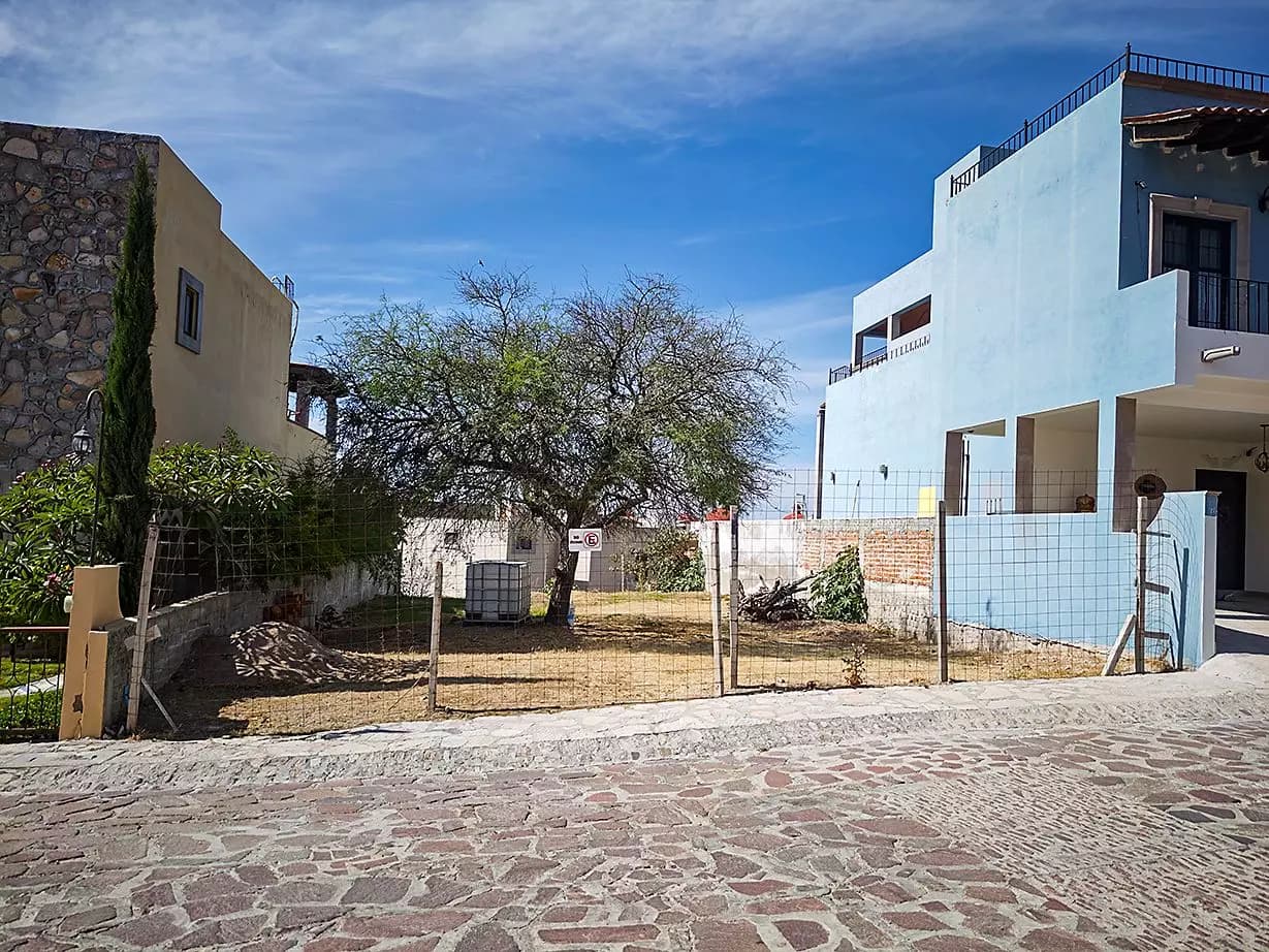 LOT ORIENTE — El Capricho, San Miguel de Allende — photo 3 — charming courtyard with architectural potential