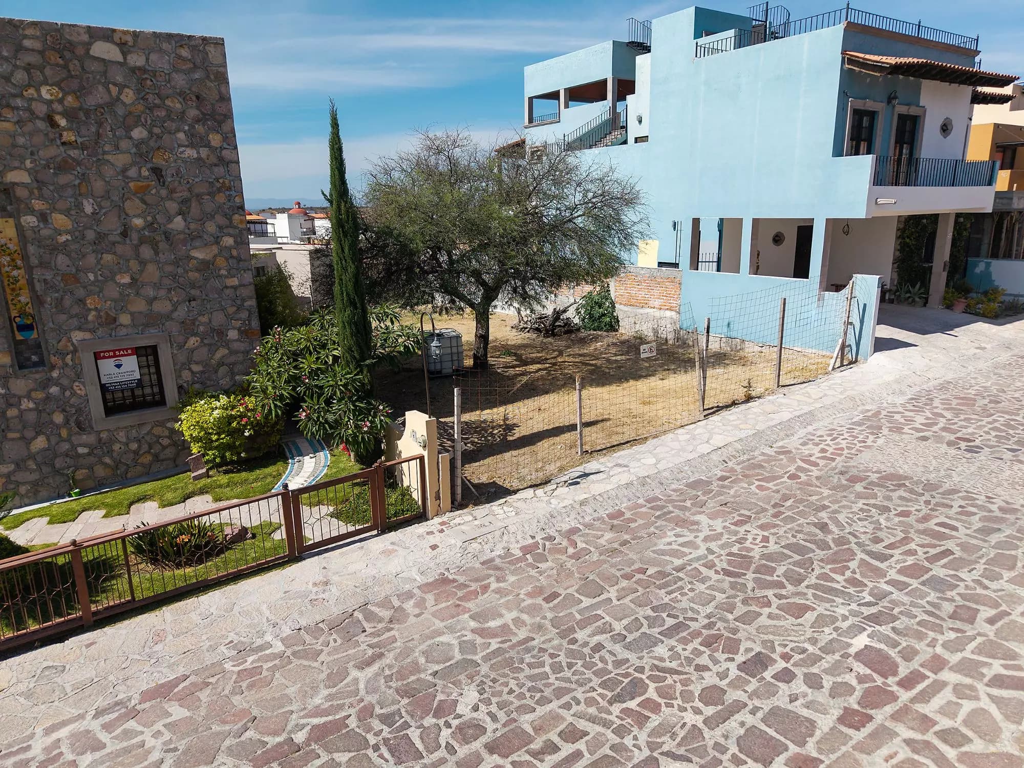 LOT ORIENTE — El Capricho, San Miguel de Allende — photo 10 — charming cobblestone streets, colonial architecture