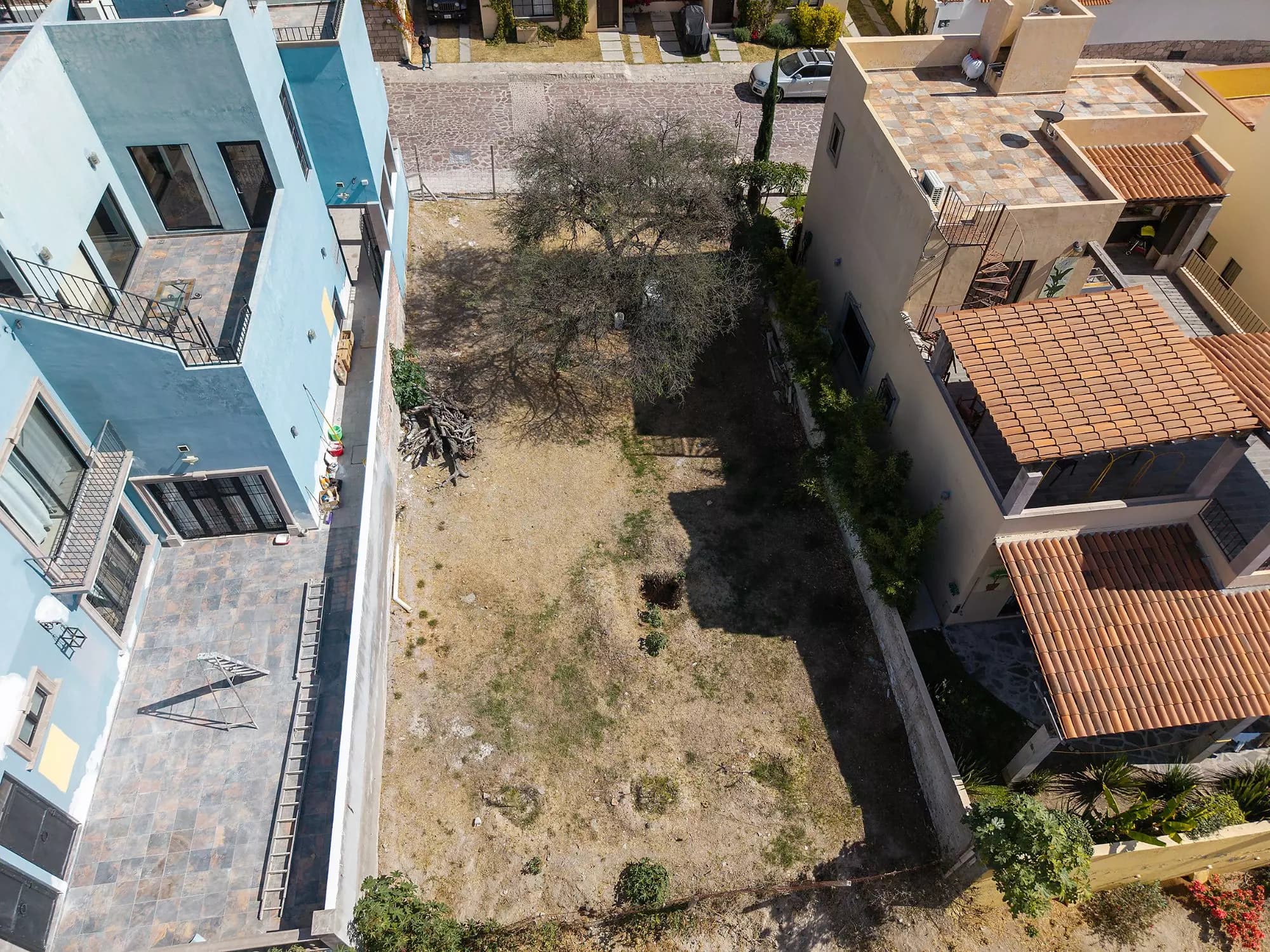 LOT ORIENTE — El Capricho, San Miguel de Allende — photo 9 — sun-drenched courtyard, development potential