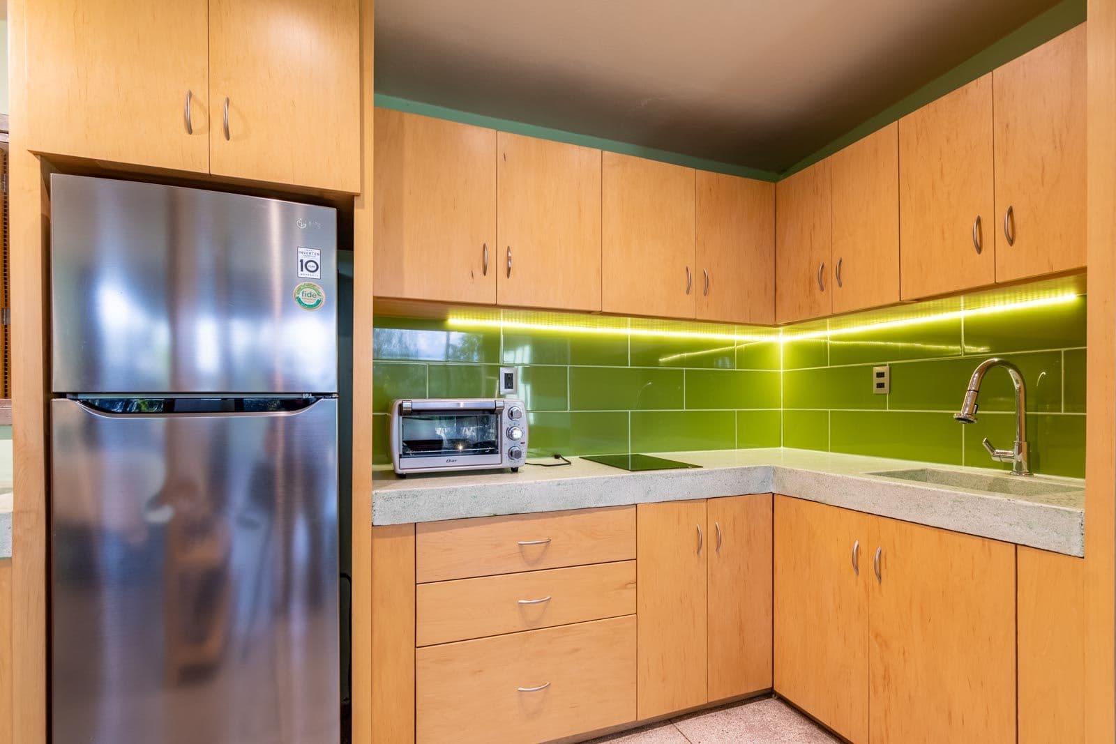 Casa Montolea — Los Senderos, Valle de los, San Miguel de Allende — photo 24 — contemporary kitchen with vibrant lime backsplash