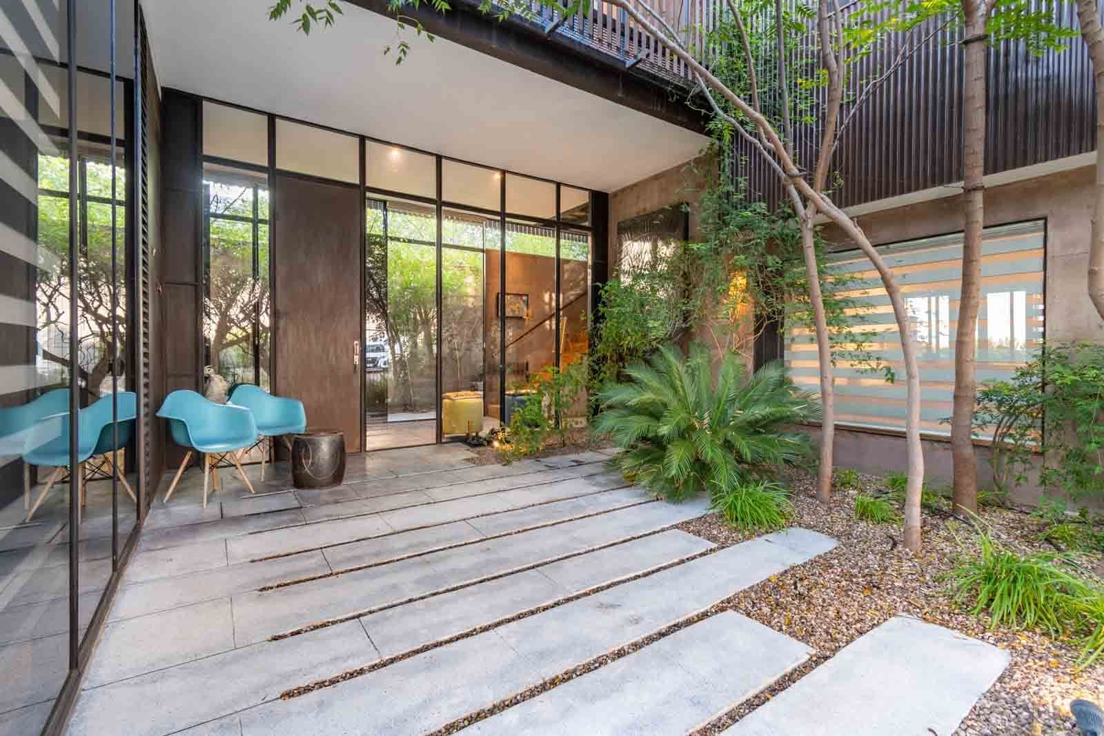 Casa Montolea — Los Senderos, Valle de los, San Miguel de Allende — photo 3 — contemporary courtyard with lush landscaping