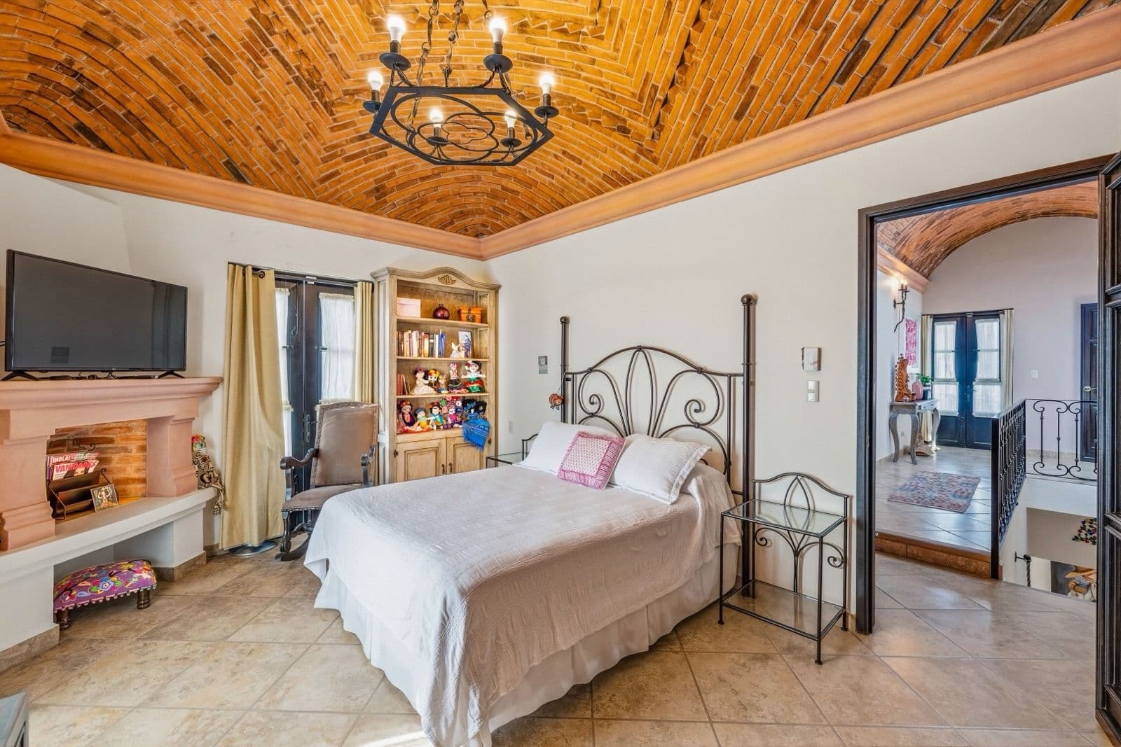 Villa Siqueiros — Zirándaro, San Miguel de Allende — photo 24 — soaring barrel ceiling, sun-filled master suite