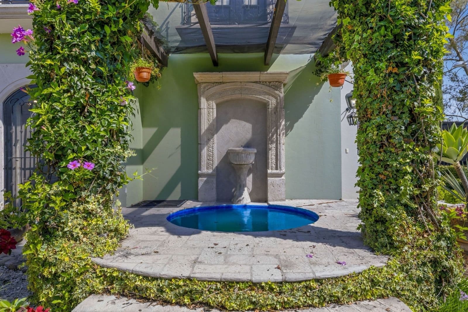 Villa Siqueiros — Zirándaro, San Miguel de Allende — photo 8 — serene courtyard with verdant gardens
