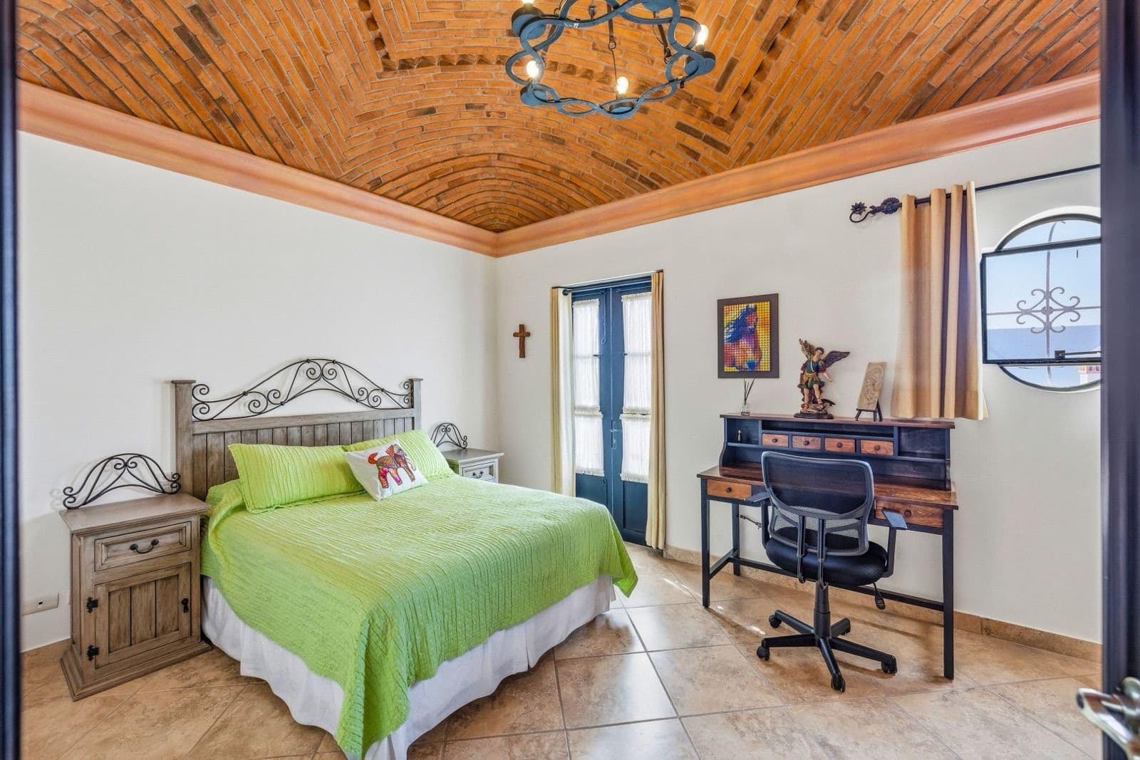 Villa Siqueiros — Zirándaro, San Miguel de Allende — photo 19 — charming bedroom with soaring wooden ceiling