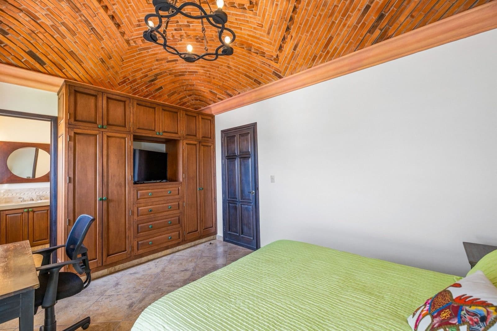 Villa Siqueiros — Zirándaro, San Miguel de Allende — photo 18 — handcrafted luxury suite with architectural distinction