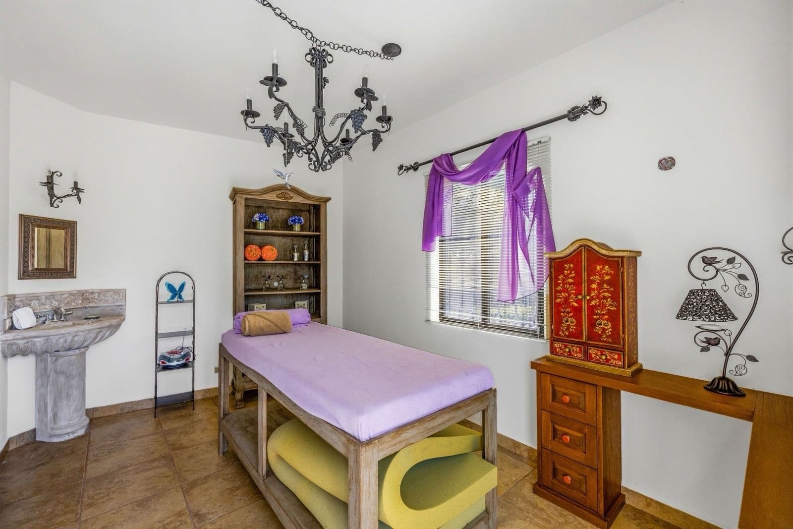 Villa Siqueiros — Zirándaro, San Miguel de Allende — photo 13 — charming colonial bedroom with artistic flair