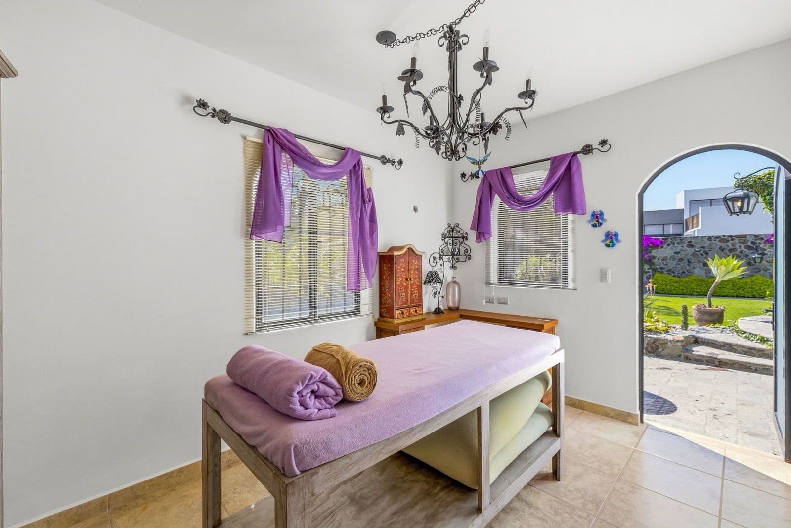 Villa Siqueiros — Zirándaro, San Miguel de Allende — photo 14 — luminous bedroom with garden views