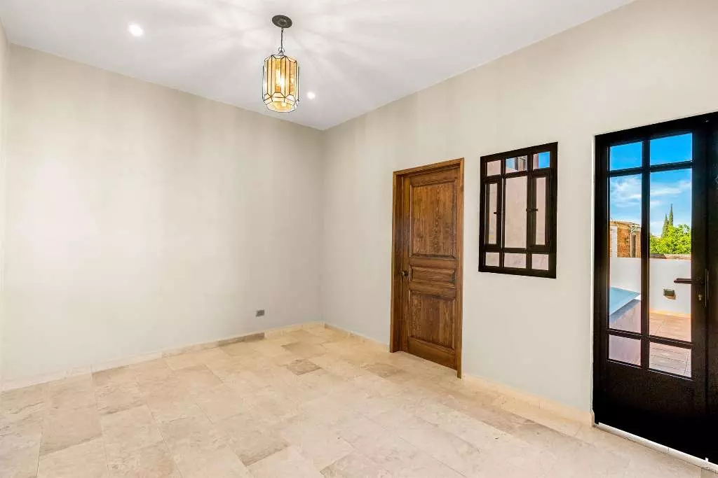 Casa Del Farolito — Guadalupe, San Miguel de Allende — photo 18 — luminous room with charming architectural details