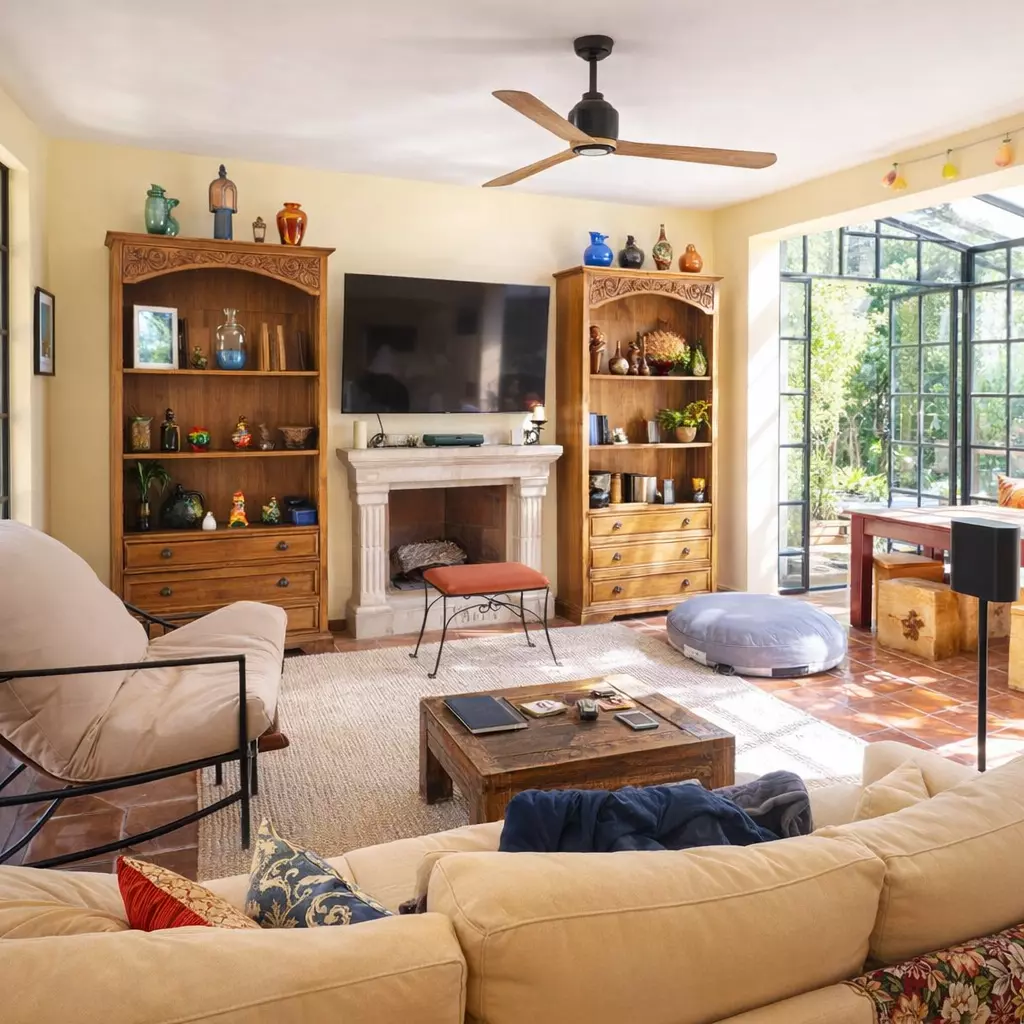 Casa Vergel — San Antonio, San Miguel de Allende — photo 7 — sunlit living room with architectural charm