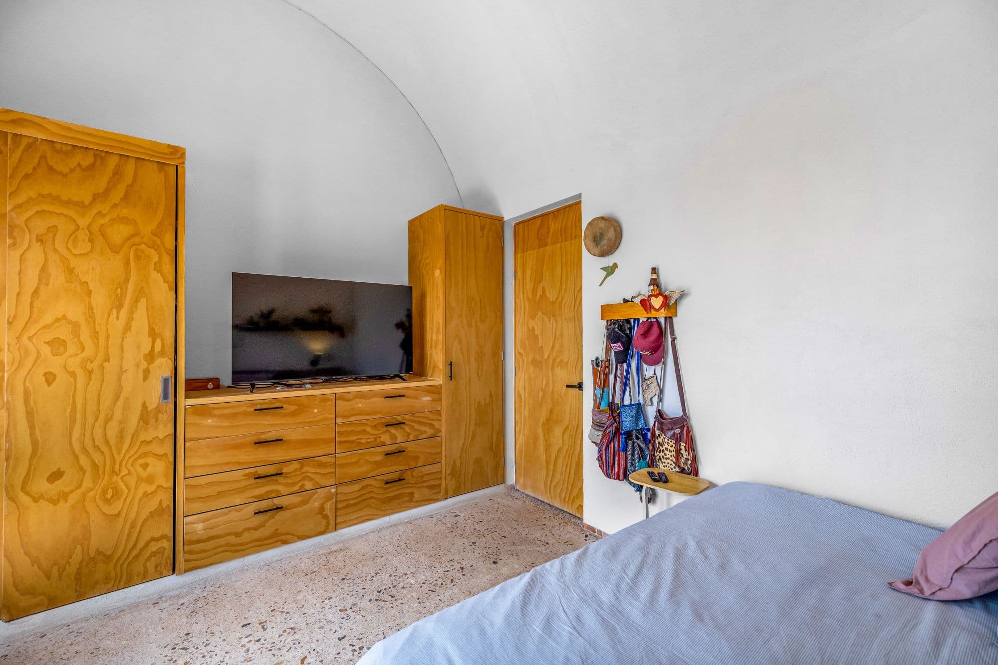 Villa Jacaranda - Architectural Country Living Near San Miguel — Capadero (San Isidro Capadero), San Miguel de Allende — photo 14 — serene bedroom with soaring curved ceilings