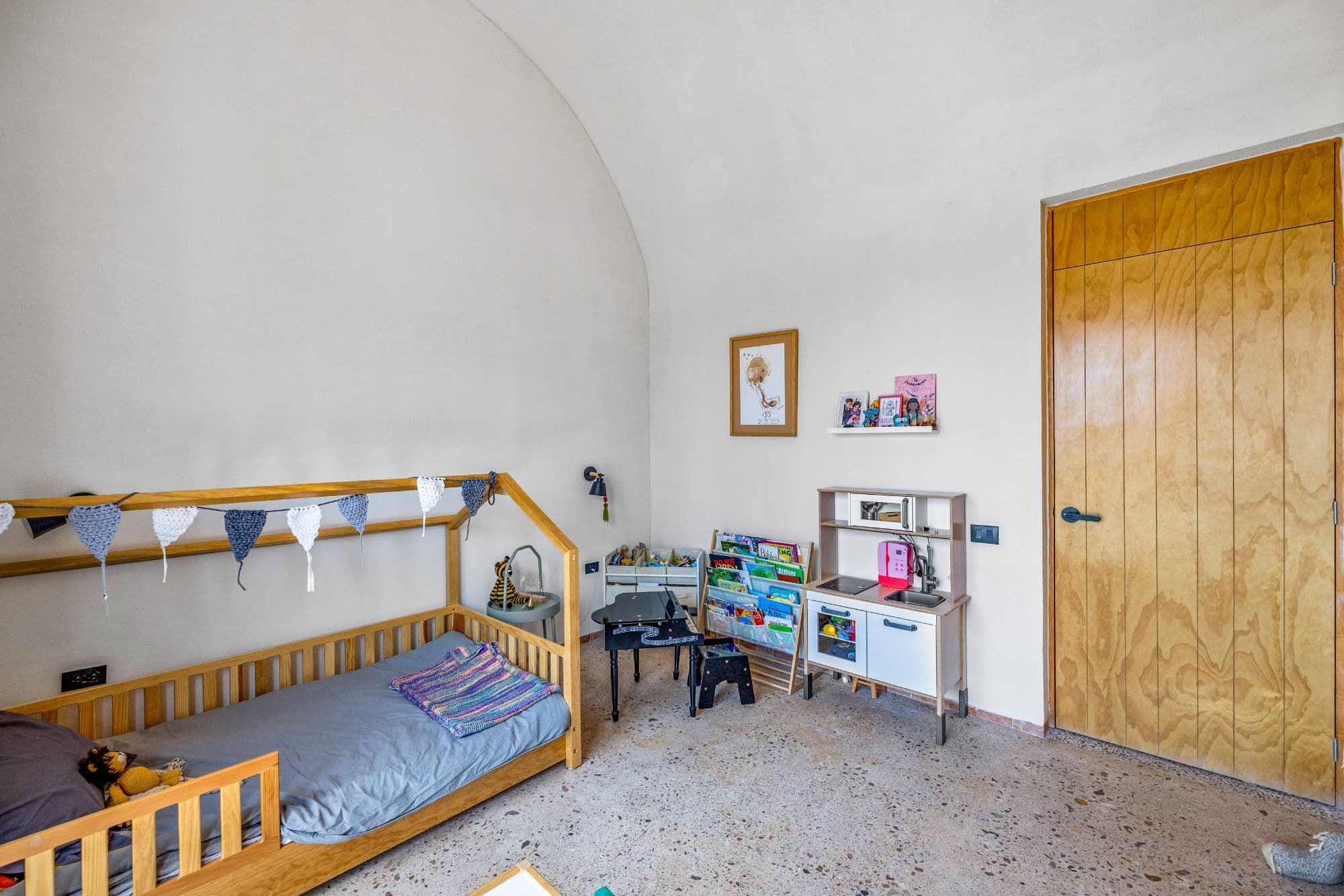 Villa Jacaranda - Architectural Country Living Near San Miguel — Capadero (San Isidro Capadero), San Miguel de Allende — photo 17 — charming child's bedroom, abundant natural light