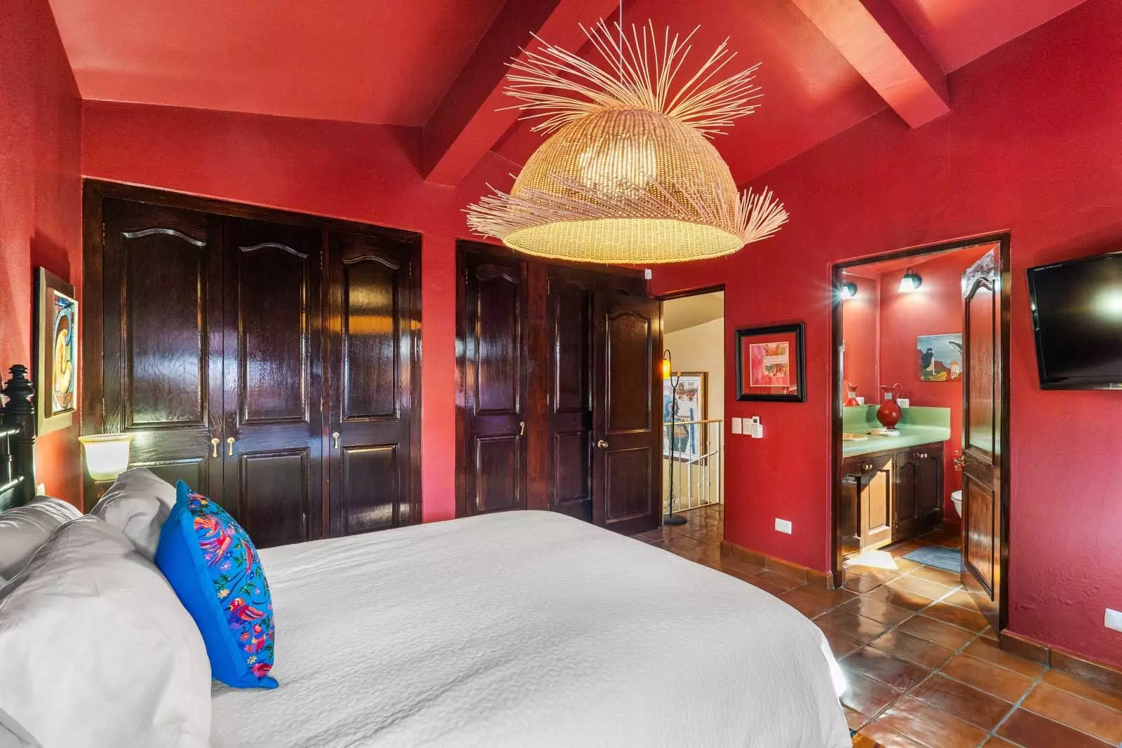 Casa Perro Afortunado — Atascadero (Arcos de San Miguel), San Miguel de Allende — photo 11 — vibrant master suite, artisanal charm