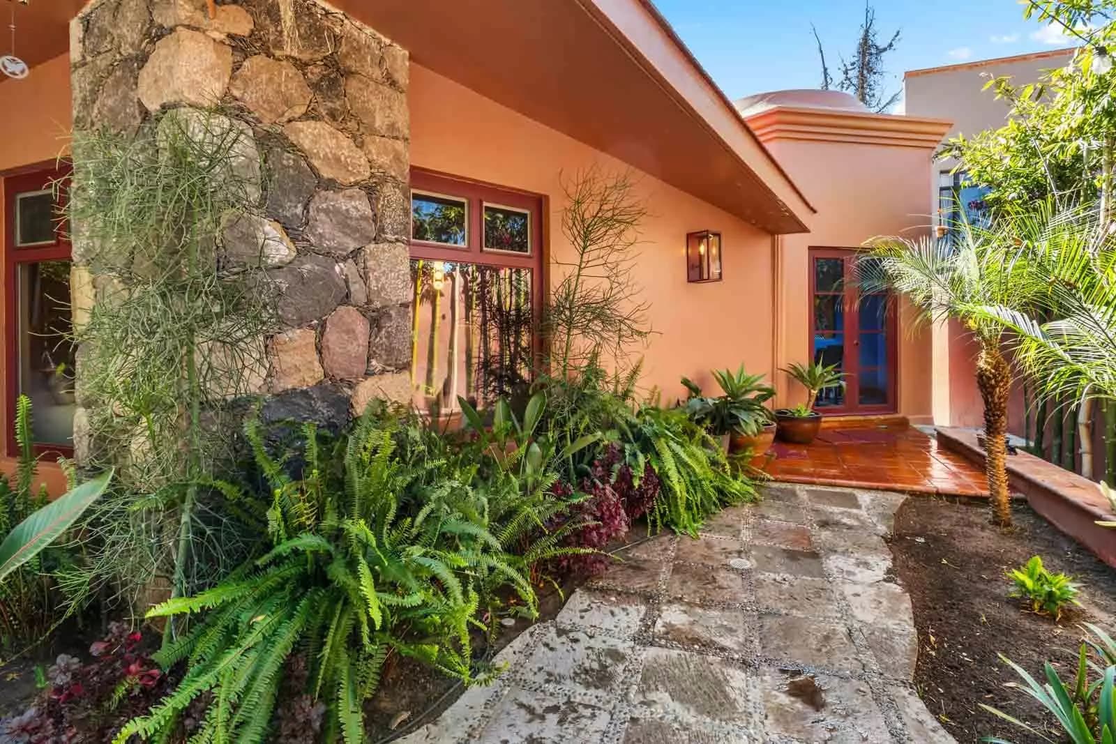 Casa Perro Afortunado — Atascadero (Arcos de San Miguel), San Miguel de Allende — photo 18 — enchanting courtyard with mature stone architecture