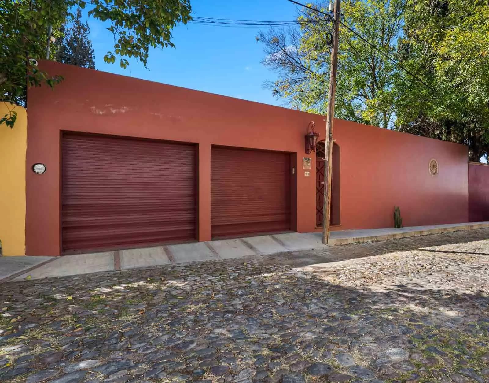 Casa Perro Afortunado — Atascadero (Arcos de San Miguel), San Miguel de Allende — photo 20 — modern garage with vibrant terracotta charm
