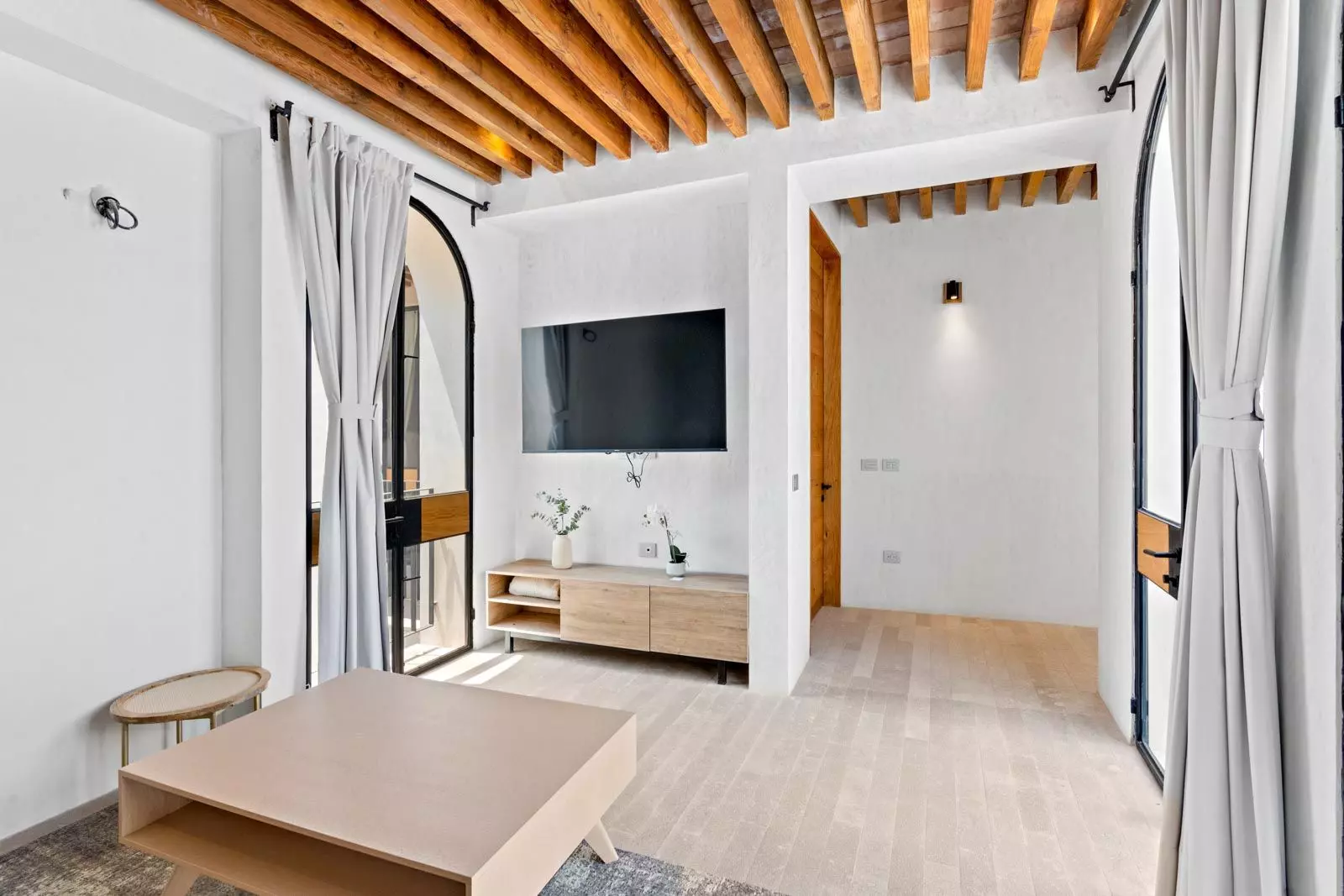 Indigo 8 — Guadiana, San Miguel de Allende — photo 13 — luminous bedroom with exposed wooden beams