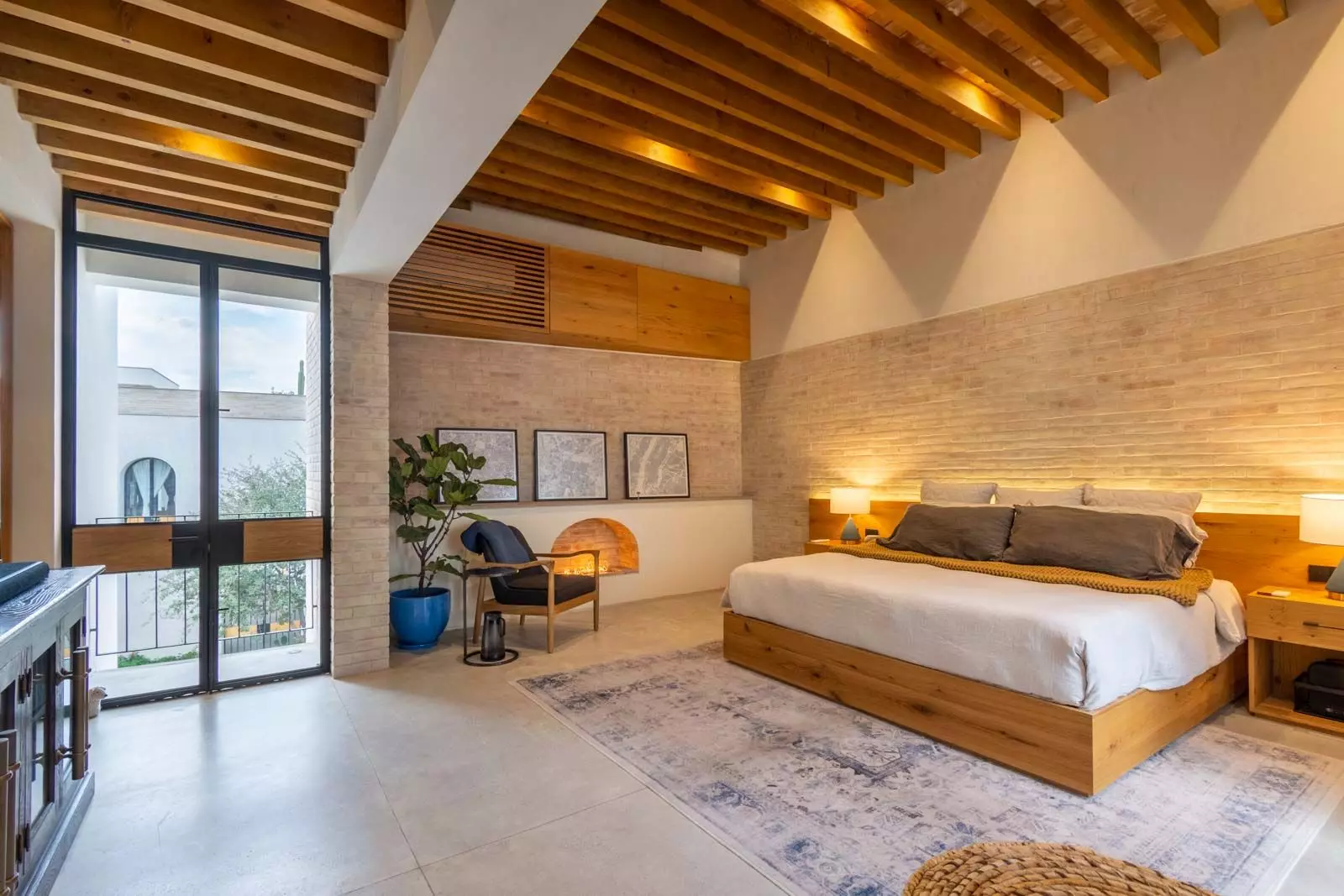 Indigo 8 — Guadiana, San Miguel de Allende — photo 17 — soaring beams, warm ambient lighting, serene