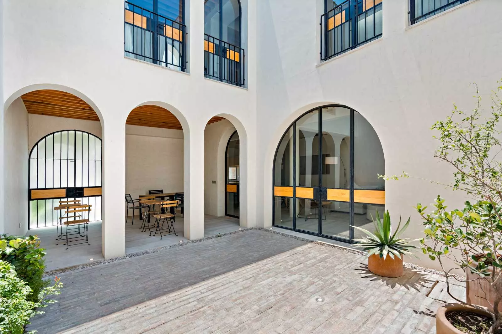 Indigo 8 — Guadiana, San Miguel de Allende — photo 22 — elegant courtyard with soaring arches