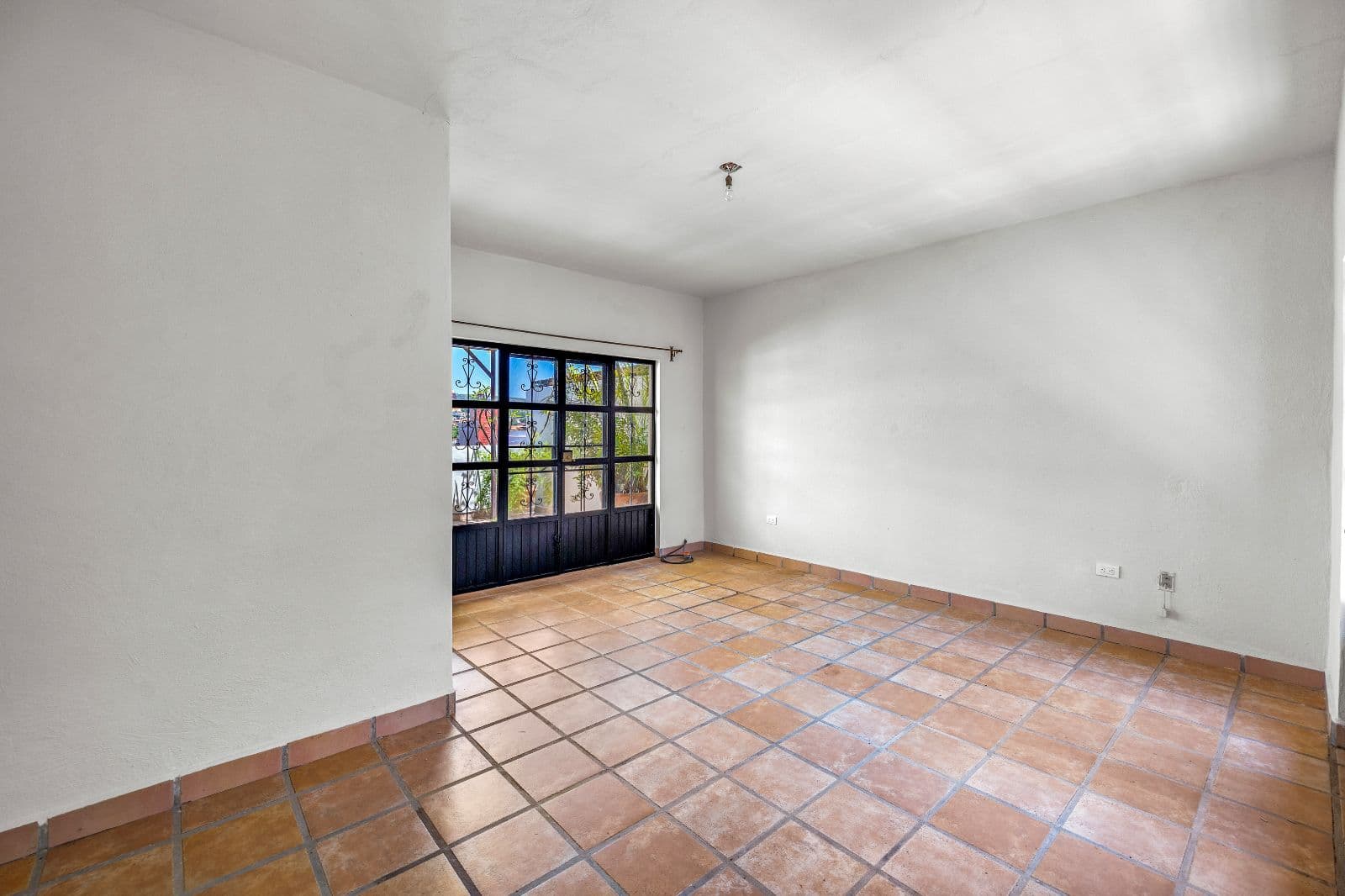 Great Renovation Project — San Antonio, San Miguel de Allende — photo 18 — luminous room, charming terracotta floors
