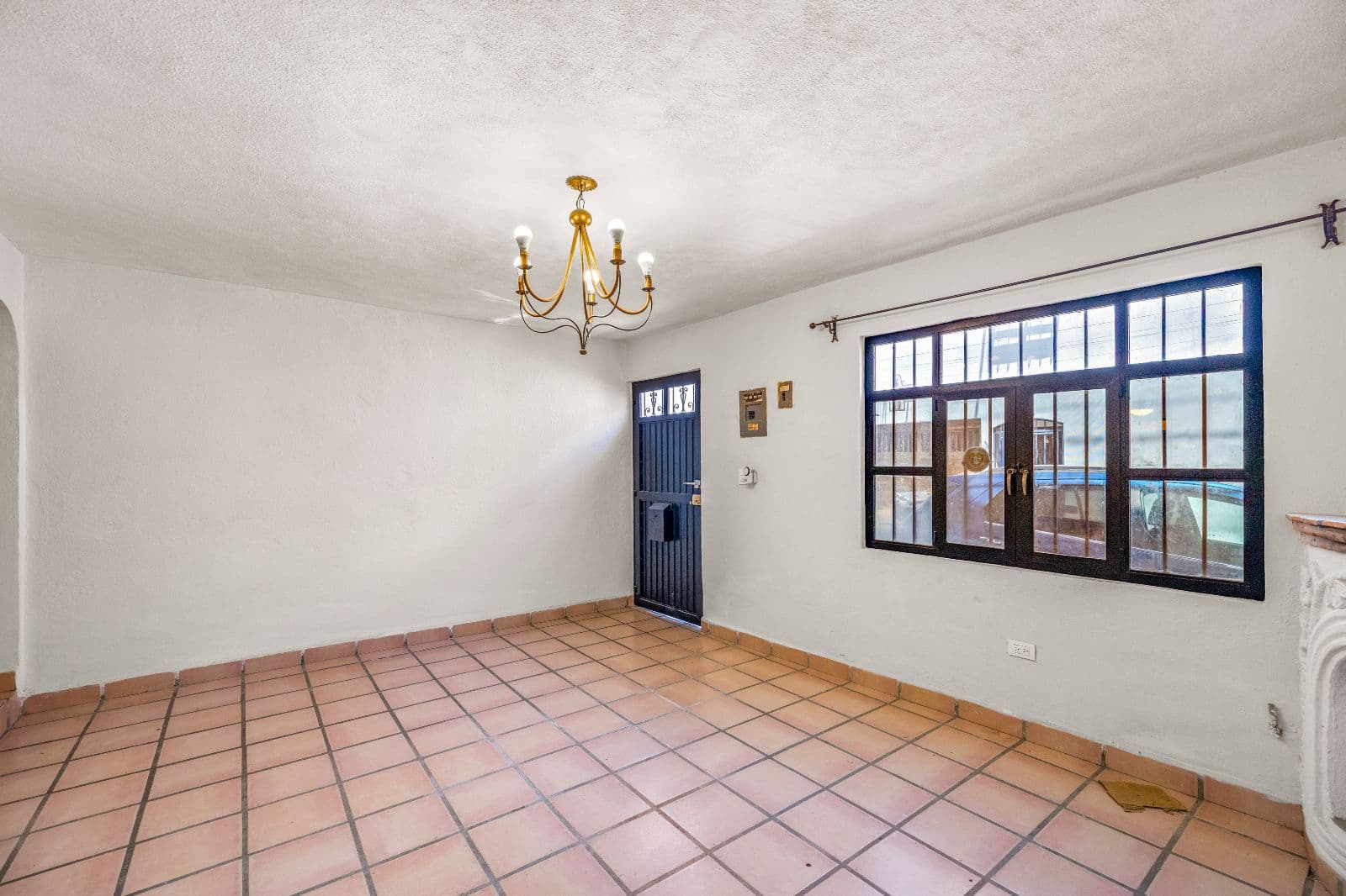 Great Renovation Project — San Antonio, San Miguel de Allende — photo 4 — bright, spacious living room awaits
