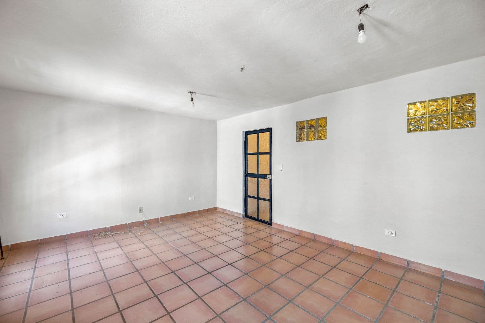 Great Renovation Project — San Antonio, San Miguel de Allende — photo 16 — bright, spacious room, traditional mexican tiles